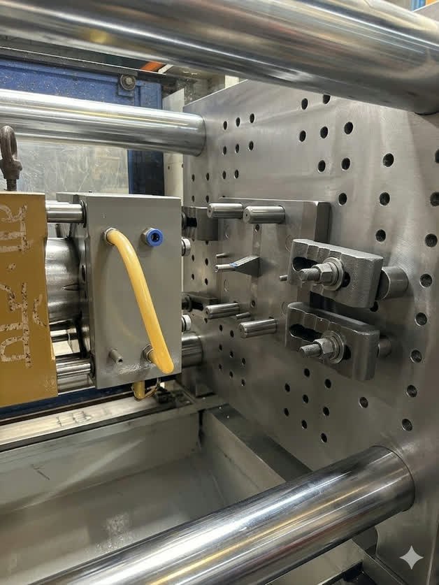 Injection moulding machine running an appliance component tool